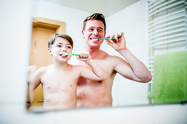 포토 JPG 서양인 남자 아들 어린이 실내 상반신 성인 두명 반사 거울 욕실 양치 아빠 칫솔 부자지간 국내포토 외국인 가족 사람 내부 위생용품 청결 파일형식