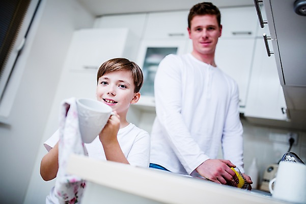 포토 JPG 서양인 남자 아들 어린이 집안 실내 성인 두명 컵 주방 아빠 설거지 닦기 행주 부자지간 국내포토 외국인 식기 가사 가족 모션 사람 내부 청소도구 파일형식