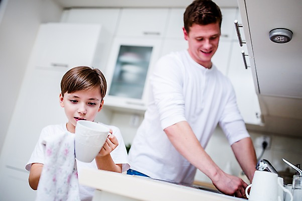 포토 JPG 서양인 남자 아들 어린이 집안 실내 성인 두명 컵 주방 아빠 설거지 싱크대 닦기 행주 부자지간 국내포토 외국인 식기 가사 가족 모션 사람 내부 청소도구 개수대 파일형식