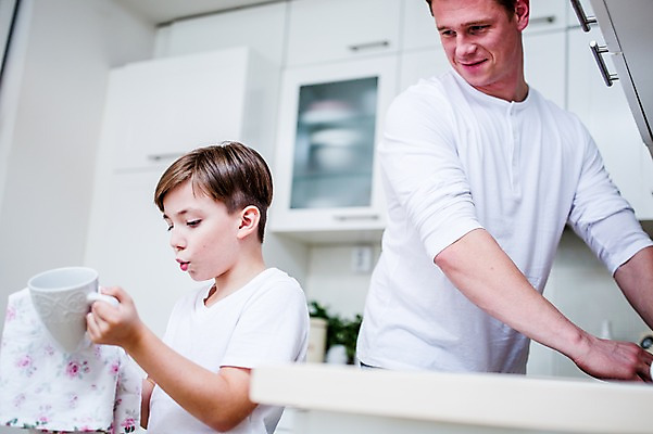 포토 JPG 서양인 남자 아들 어린이 집안 실내 성인 두명 컵 주방 아빠 설거지 닦기 행주 부자지간 국내포토 외국인 식기 가사 가족 모션 사람 내부 청소도구 파일형식