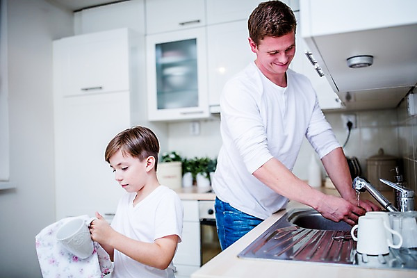 포토 JPG 서양인 남자 아들 어린이 집안 실내 성인 두명 컵 주방 아빠 설거지 싱크대 닦기 행주 부자지간 국내포토 외국인 식기 가사 가족 모션 사람 내부 청소도구 개수대 파일형식