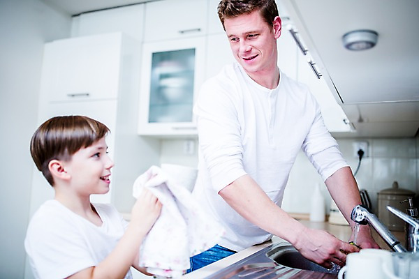 포토 JPG 서양인 남자 아들 어린이 집안 실내 성인 두명 컵 주방 아빠 설거지 싱크대 닦기 행주 부자지간 국내포토 외국인 식기 가사 가족 모션 사람 내부 청소도구 개수대 파일형식