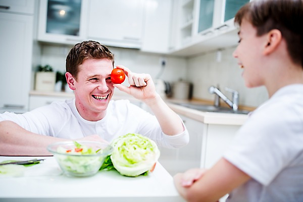 포토 JPG 서양인 남자 아들 어린이 집안 실내 성인 두명 주방 아빠 음식준비 믹싱볼 부자지간 국내포토 외국인 그릇 가족 사람 내부 준비 파일형식