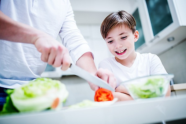 포토 JPG 서양인 남자 아들 어린이 집안 실내 성인 두명 주방 아빠 음식준비 믹싱볼 부자지간 국내포토 외국인 그릇 가족 사람 내부 준비 파일형식