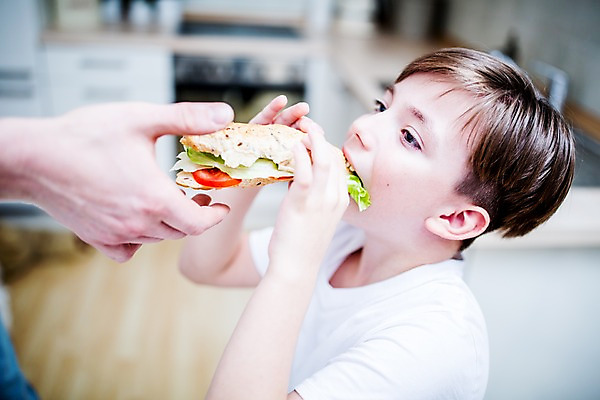 포토 JPG 서양인 남자 아들 어린이 집안 실내 샌드위치 성인 두명 주방 아빠 먹기 부자지간 국내포토 외국인 음식 가족 모션 사람 내부 파일형식