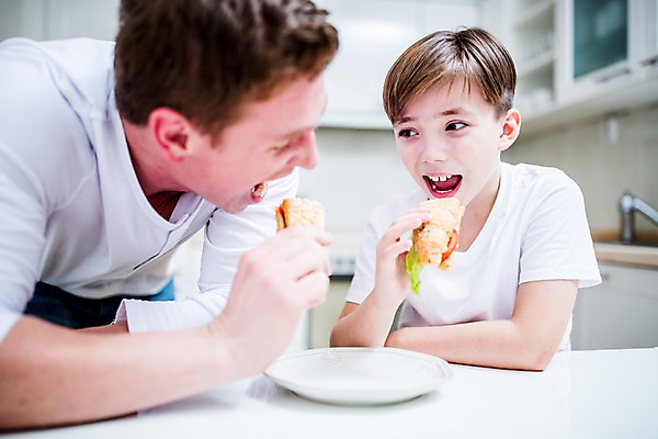 포토 JPG 서양인 접시 남자 아들 어린이 집안 실내 샌드위치 성인 두명 주방 아빠 먹기 부자지간 국내포토 외국인 식기 음식 가족 모션 사람 내부 파일형식