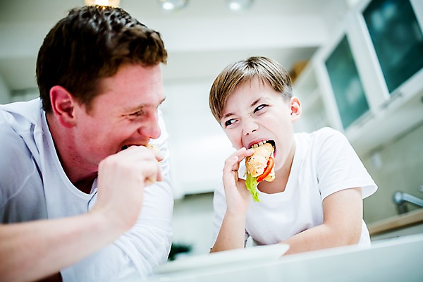 포토 JPG 서양인 접시 남자 아들 어린이 집안 실내 샌드위치 성인 두명 아빠 부자지간 국내포토 외국인 식기 음식 가족 사람 내부 파일형식