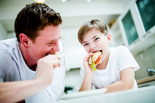 포토 JPG 서양인 접시 남자 아들 어린이 집안 실내 샌드위치 성인 두명 아빠 부자지간 국내포토 외국인 식기 음식 가족 사람 내부 파일형식