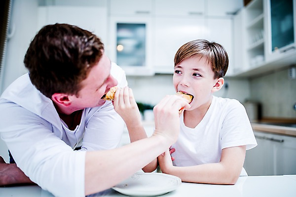 포토 JPG 서양인 접시 남자 아들 어린이 집안 실내 샌드위치 성인 두명 아빠 먹여주기 부자지간 국내포토 외국인 식기 음식 가족 사람 내부 먹기 파일형식