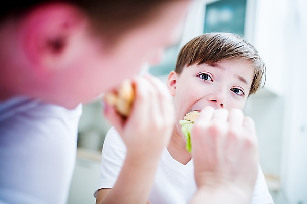 포토 JPG 서양인 남자 아들 어린이 집안 실내 샌드위치 성인 두명 아웃포커스 아빠 먹여주기 부자지간 국내포토 외국인 음식 가족 촬영기법 사람 내부 먹기 파일형식
