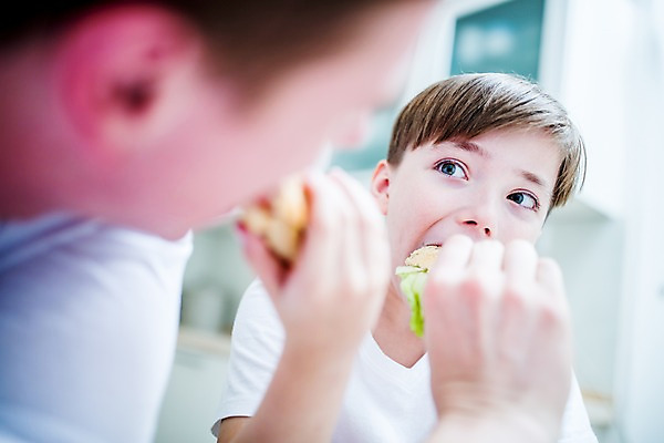 포토 JPG 서양인 남자 아들 어린이 집안 실내 샌드위치 성인 두명 아웃포커스 아빠 먹여주기 부자지간 국내포토 외국인 음식 가족 촬영기법 사람 내부 먹기 파일형식