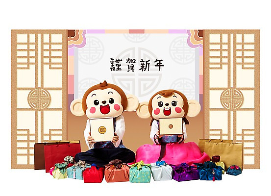 PSD 편집이미지 여자 남자 근하신년 새해 들기 앉기 20대 성인 두명 앞모습 쇼핑백 한자 한국인 원숭이 한복 원숭이캐릭터 선물세트 창호문 동물탈 새해선물 인형탈 청년만 성인만 이미지편집 문자 한국전통 뷰포인트 동물캐릭터 가방 포유류 모션 선물 사람 동양인 청년 문 전통의상 탈 파일형식 명절선물