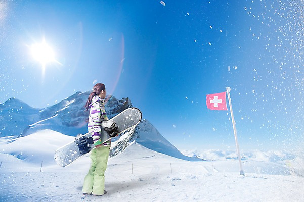 JPG 주간 구름 편집이미지 여자 겨울 하늘 스키장 산 한명 20대 성인 야외 태양 눈 스노우보드 디지털합성 겨울산 스노보드복 스위스국기 디지털아트 성인여자만 편집실사 자연요소 1 계절 날씨 사람 청년 보드_스포츠 국기 CG 여자만 성인만 파일형식