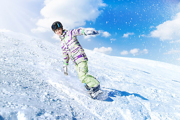 JPG 주간 구름 편집이미지 여자 겨울 하늘 스키장 한명 20대 성인 야외 한국인 눈 스노우보드 디지털합성 스노보드복 디지털아트 성인여자만 편집실사 자연요소 1 계절 날씨 사람 동양인 청년 보드_스포츠 CG 여자만 성인만 파일형식