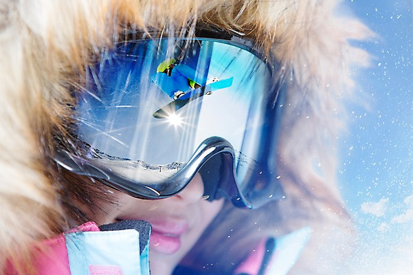 JPG 주간 구름 편집이미지 여자 겨울 하늘 스키장 한명 20대 성인 야외 눈 디지털합성 스키고글 디지털아트 성인여자만 편집실사 자연요소 1 계절 날씨 사람 청년 CG 여자만 성인만 파일형식