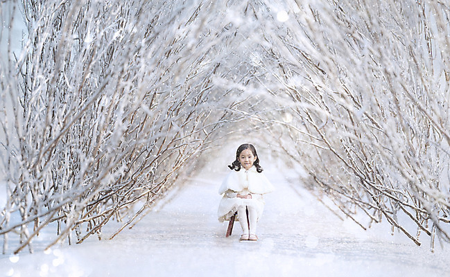 JPG 주간 나무 편집이미지 여자 어린이 겨울 한명 야외 한국인 눈 디지털합성 흰옷 디지털아트 어린이만 소녀만 편집실사 자연요소 식물 1 옷 계절 날씨 사람 동양인 CG 여자만 파일형식