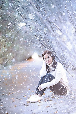 JPG 주간 나무 편집이미지 여자 겨울 한명 앉기 20대 성인 야외 한국인 눈 디지털합성 디지털아트 성인여자만 편집실사 자연요소 식물 1 계절 모션 날씨 사람 동양인 청년 CG 여자만 성인만 파일형식