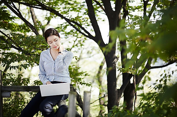 포토 JPG 주간 공원 여자 휴식 한명 앉기 상반신 20대 성인 야외 앞모습 노트북 한국인 웹서핑 비즈니스우먼 싱글라이프 성인여자한명만 국내포토 자연요소 1 라이프스타일 공공시설 뷰포인트 컨셉 비즈니스 모션 사람 동양인 청년 전자제품 직장인 여자한명만 성인여자만 파일형식
