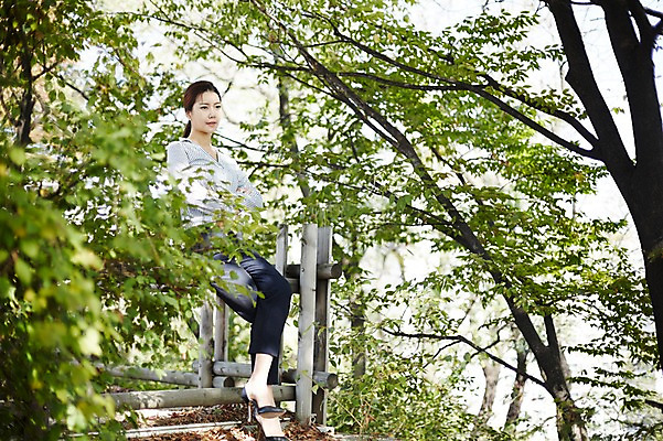 포토 JPG 주간 전신 나무 식물 응시 공원 여자 휴식 한명 앉기 20대 성인 야외 앞모습 한국인 비즈니스우먼 싱글라이프 성인여자한명만 국내포토 자연요소 1 라이프스타일 시선 공공시설 뷰포인트 컨셉 비즈니스 모션 사람 동양인 청년 직장인 여자한명만 성인여자만 파일형식