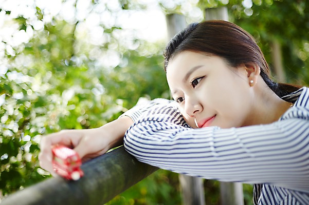 포토 JPG 주간 공원 여자 난간 휴식 한명 미소 들기 20대 성인 야외 옆모습 장난감 기댐 한국인 비즈니스우먼 싱글라이프 성인여자한명만 국내포토 자연요소 1 라이프스타일 공공시설 뷰포인트 컨셉 비즈니스 모션 표정 사람 동양인 청년 직장인 여자한명만 성인여자만 파일형식