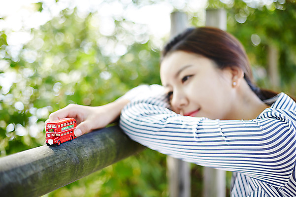 포토 JPG 주간 공원 여자 난간 휴식 한명 들기 상반신 20대 성인 야외 옆모습 장난감 기댐 한국인 비즈니스우먼 싱글라이프 성인여자한명만 국내포토 자연요소 1 라이프스타일 공공시설 뷰포인트 컨셉 비즈니스 모션 사람 동양인 청년 직장인 여자한명만 성인여자만 파일형식