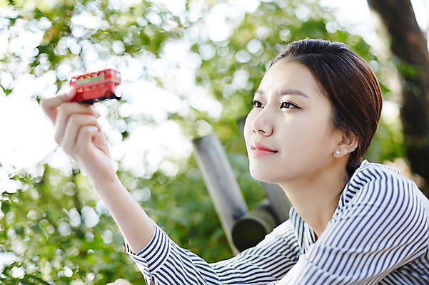 포토 JPG 주간 공원 여자 난간 휴식 한명 서기 들기 상반신 20대 성인 야외 옆모습 장난감 기댐 한국인 비즈니스우먼 싱글라이프 성인여자한명만 국내포토 자연요소 1 라이프스타일 공공시설 뷰포인트 컨셉 비즈니스 모션 사람 동양인 청년 직장인 여자한명만 성인여자만 파일형식