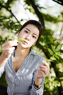 포토 JPG 주간 나무 식물 공원 여자 잎 휴식 한명 들기 앉기 상반신 20대 성인 야외 앞모습 한국인 비즈니스우먼 싱글라이프 성인여자한명만 국내포토 자연요소 1 라이프스타일 공공시설 뷰포인트 컨셉 비즈니스 모션 사람 동양인 청년 직장인 여자한명만 성인여자만 파일형식