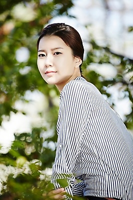 포토 JPG 주간 공원 여자 휴식 한명 서기 상반신 20대 성인 야외 옆모습 한국인 비즈니스우먼 싱글라이프 성인여자한명만 국내포토 자연요소 1 라이프스타일 공공시설 뷰포인트 컨셉 비즈니스 모션 사람 동양인 청년 직장인 여자한명만 성인여자만 파일형식