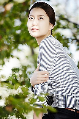 포토 JPG 주간 응시 공원 여자 휴식 한명 서기 상반신 20대 성인 야외 옆모습 한국인 비즈니스우먼 싱글라이프 성인여자한명만 국내포토 자연요소 1 라이프스타일 시선 공공시설 뷰포인트 컨셉 비즈니스 모션 사람 동양인 청년 직장인 여자한명만 성인여자만 파일형식