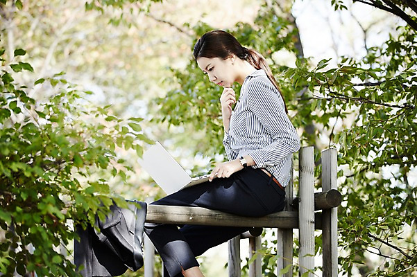 포토 JPG 주간 공원 여자 휴식 한명 앉기 상반신 20대 성인 야외 옆모습 노트북 한국인 비즈니스우먼 싱글라이프 성인여자한명만 국내포토 자연요소 1 라이프스타일 공공시설 뷰포인트 컨셉 비즈니스 모션 사람 동양인 청년 전자제품 직장인 여자한명만 성인여자만 파일형식