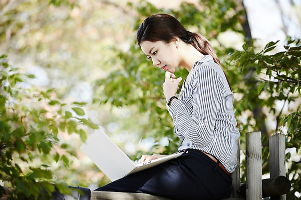 포토 JPG 주간 공원 여자 휴식 한명 앉기 상반신 20대 성인 야외 옆모습 노트북 한국인 비즈니스우먼 싱글라이프 성인여자한명만 국내포토 자연요소 1 라이프스타일 공공시설 뷰포인트 컨셉 비즈니스 모션 사람 동양인 청년 전자제품 직장인 여자한명만 성인여자만 파일형식
