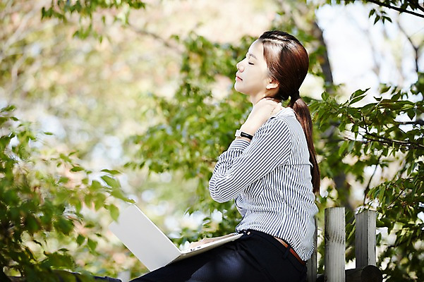 포토 JPG 주간 공원 여자 피곤 한명 앉기 상반신 20대 성인 야외 옆모습 노트북 한국인 비즈니스우먼 싱글라이프 성인여자한명만 국내포토 자연요소 1 라이프스타일 공공시설 뷰포인트 컨셉 비즈니스 모션 사람 동양인 청년 전자제품 직장인 여자한명만 성인여자만 파일형식