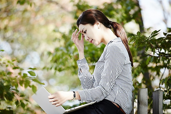 포토 JPG 주간 공원 여자 피곤 한명 앉기 상반신 20대 성인 야외 옆모습 노트북 한국인 비즈니스우먼 싱글라이프 성인여자한명만 국내포토 자연요소 1 라이프스타일 공공시설 뷰포인트 컨셉 비즈니스 모션 사람 동양인 청년 전자제품 직장인 여자한명만 성인여자만 파일형식