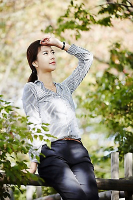 포토 JPG 주간 나무 식물 응시 공원 여자 휴식 한명 미소 앉기 손짓 상반신 20대 성인 야외 앞모습 한국인 비즈니스우먼 싱글라이프 성인여자한명만 국내포토 자연요소 1 라이프스타일 시선 공공시설 뷰포인트 컨셉 비즈니스 모션 표정 사람 동양인 청년 직장인 여자한명만 성인여자만 파일형식