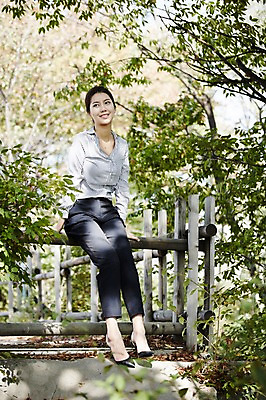 포토 JPG 주간 전신 나무 식물 공원 여자 휴식 한명 미소 앉기 20대 성인 야외 앞모습 한국인 비즈니스우먼 싱글라이프 성인여자한명만 국내포토 자연요소 1 라이프스타일 공공시설 뷰포인트 컨셉 비즈니스 모션 표정 사람 동양인 청년 직장인 여자한명만 성인여자만 파일형식