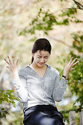 포토 JPG 주간 공원 여자 휴식 스트레스 한명 앉기 손짓 상반신 20대 성인 야외 앞모습 한국인 짜증 비즈니스우먼 싱글라이프 성인여자한명만 국내포토 자연요소 1 라이프스타일 공공시설 감정 뷰포인트 컨셉 비즈니스 모션 사람 동양인 청년 직장인 여자한명만 성인여자만 파일형식