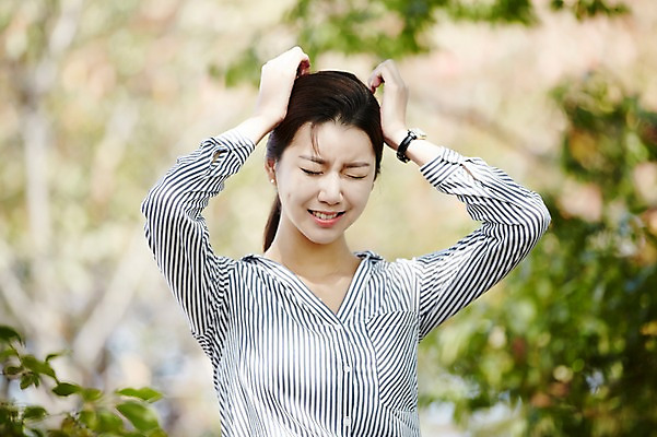 포토 JPG 주간 공원 여자 스트레스 한명 상반신 20대 성인 야외 앞모습 한국인 짜증 비즈니스우먼 두통 싱글라이프 성인여자한명만 국내포토 자연요소 1 라이프스타일 공공시설 감정 뷰포인트 비즈니스 사람 동양인 청년 직장인 질병 여자한명만 성인여자만 파일형식