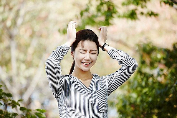 포토 JPG 주간 공원 여자 스트레스 한명 서기 상반신 20대 성인 야외 앞모습 한국인 짜증 비즈니스우먼 두통 싱글라이프 성인여자한명만 국내포토 자연요소 1 라이프스타일 공공시설 감정 뷰포인트 비즈니스 모션 사람 동양인 청년 직장인 질병 여자한명만 성인여자만 파일형식