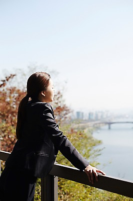 포토 JPG 주간 여자 난간 휴식 한명 서기 정장 상반신 20대 성인 야외 옆모습 한국인 비즈니스우먼 싱글라이프 성인여자한명만 국내포토 자연요소 1 라이프스타일 옷 뷰포인트 컨셉 비즈니스 모션 사람 동양인 청년 직장인 여자한명만 성인여자만 파일형식