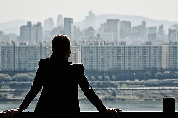 포토 JPG 주간 여자 난간 휴식 한명 서기 정장 상반신 20대 성인 야외 뒷모습 한국인 비즈니스우먼 싱글라이프 성인여자한명만 국내포토 자연요소 1 라이프스타일 옷 뷰포인트 컨셉 비즈니스 모션 사람 동양인 청년 직장인 여자한명만 성인여자만 파일형식
