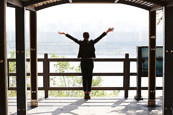 포토 JPG 주간 전신 여자 난간 팔벌리기 휴식 한명 서기 정장 20대 성인 야외 뒷모습 만세 한국인 자유 비즈니스우먼 싱글라이프 성인여자한명만 국내포토 자연요소 1 라이프스타일 옷 뷰포인트 컨셉 비즈니스 모션 사람 동양인 청년 직장인 여자한명만 성인여자만 파일형식