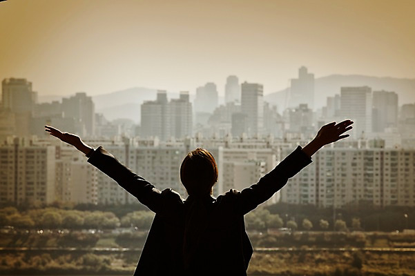 포토 JPG 주간 여자 팔벌리기 휴식 한명 서기 정장 상반신 20대 성인 야외 뒷모습 일몰 만세 한국인 자유 비즈니스우먼 싱글라이프 성인여자한명만 국내포토 자연요소 1 라이프스타일 옷 뷰포인트 컨셉 비즈니스 모션 사람 동양인 청년 노을 직장인 여자한명만 성인여자만 파일형식
