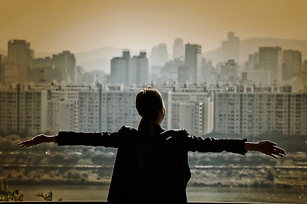 포토 JPG 주간 여자 팔벌리기 휴식 한명 서기 정장 상반신 20대 성인 야외 뒷모습 일몰 한국인 자유 비즈니스우먼 싱글라이프 성인여자한명만 국내포토 자연요소 1 라이프스타일 옷 뷰포인트 컨셉 비즈니스 모션 사람 동양인 청년 노을 직장인 여자한명만 성인여자만 파일형식