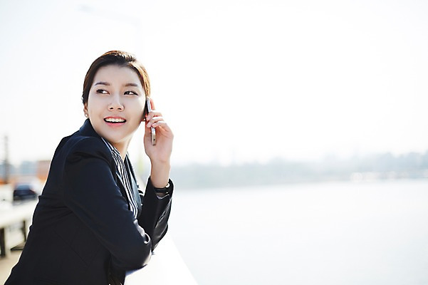 포토 JPG 주간 여자 난간 휴식 한명 서기 미소 정장 상반신 20대 성인 야외 옆모습 스마트폰 한국인 비즈니스우먼 통화 싱글라이프 성인여자한명만 국내포토 자연요소 1 라이프스타일 옷 뷰포인트 컨셉 비즈니스 모션 표정 사람 동양인 청년 핸드폰 스마트기기 직장인 여자한명만 성인여자만 파일형식