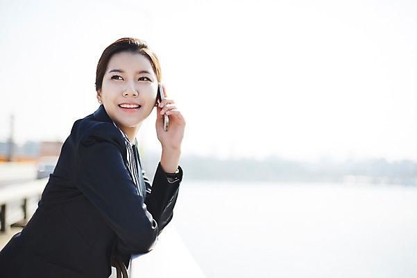 포토 JPG 주간 여자 난간 휴식 한명 서기 미소 들기 정장 상반신 20대 성인 야외 옆모습 스마트폰 한국인 비즈니스우먼 통화 싱글라이프 성인여자한명만 국내포토 자연요소 1 라이프스타일 옷 뷰포인트 컨셉 비즈니스 모션 표정 사람 동양인 청년 핸드폰 스마트기기 직장인 여자한명만 성인여자만 파일형식