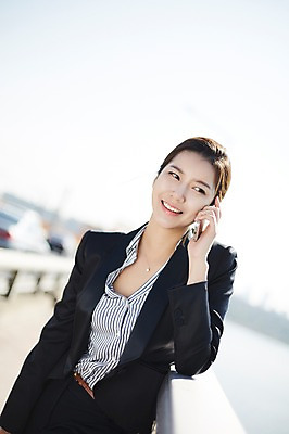 포토 JPG 주간 여자 난간 휴식 한명 서기 미소 들기 정장 상반신 20대 성인 야외 앞모습 스마트폰 한국인 비즈니스우먼 통화 싱글라이프 성인여자한명만 국내포토 자연요소 1 라이프스타일 옷 뷰포인트 컨셉 비즈니스 모션 표정 사람 동양인 청년 핸드폰 스마트기기 직장인 여자한명만 성인여자만 파일형식