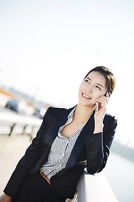 포토 JPG 주간 여자 난간 휴식 한명 서기 미소 들기 정장 상반신 20대 성인 야외 앞모습 스마트폰 한국인 비즈니스우먼 통화 싱글라이프 성인여자한명만 국내포토 자연요소 1 라이프스타일 옷 뷰포인트 컨셉 비즈니스 모션 표정 사람 동양인 청년 핸드폰 스마트기기 직장인 여자한명만 성인여자만 파일형식