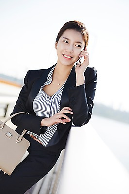 포토 JPG 주간 여자 난간 휴식 한명 서기 미소 들기 정장 상반신 20대 성인 야외 앞모습 스마트폰 한국인 비즈니스우먼 통화 싱글라이프 성인여자한명만 국내포토 자연요소 1 라이프스타일 옷 뷰포인트 컨셉 비즈니스 모션 표정 사람 동양인 청년 핸드폰 스마트기기 직장인 여자한명만 성인여자만 파일형식