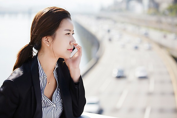 포토 JPG 주간 여자 난간 휴식 한명 서기 들기 정장 상반신 20대 성인 야외 옆모습 스마트폰 한국인 비즈니스우먼 통화 싱글라이프 성인여자한명만 국내포토 자연요소 1 라이프스타일 옷 뷰포인트 컨셉 비즈니스 모션 사람 동양인 청년 핸드폰 스마트기기 직장인 여자한명만 성인여자만 파일형식