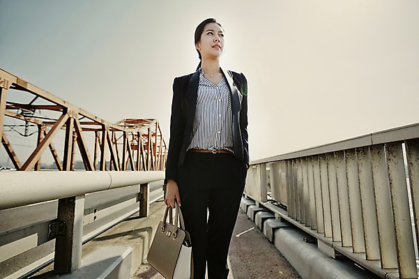 포토 JPG 주간 응시 여자 한명 정장 상반신 20대 성인 야외 앞모습 걷기 한국인 비즈니스우먼 한강다리 가교 싱글라이프 성인여자한명만 국내포토 자연요소 1 라이프스타일 건축물 시선 옷 뷰포인트 비즈니스 모션 사람 동양인 청년 다리_건축물 직장인 한강 여자한명만 성인여자만 파일형식